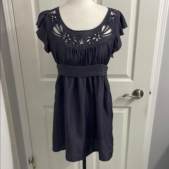 Gray Baby Doll Mini Dress Cut Out Floral Design Front & Back 100% Silk Size 6 - Picture 1 of 10